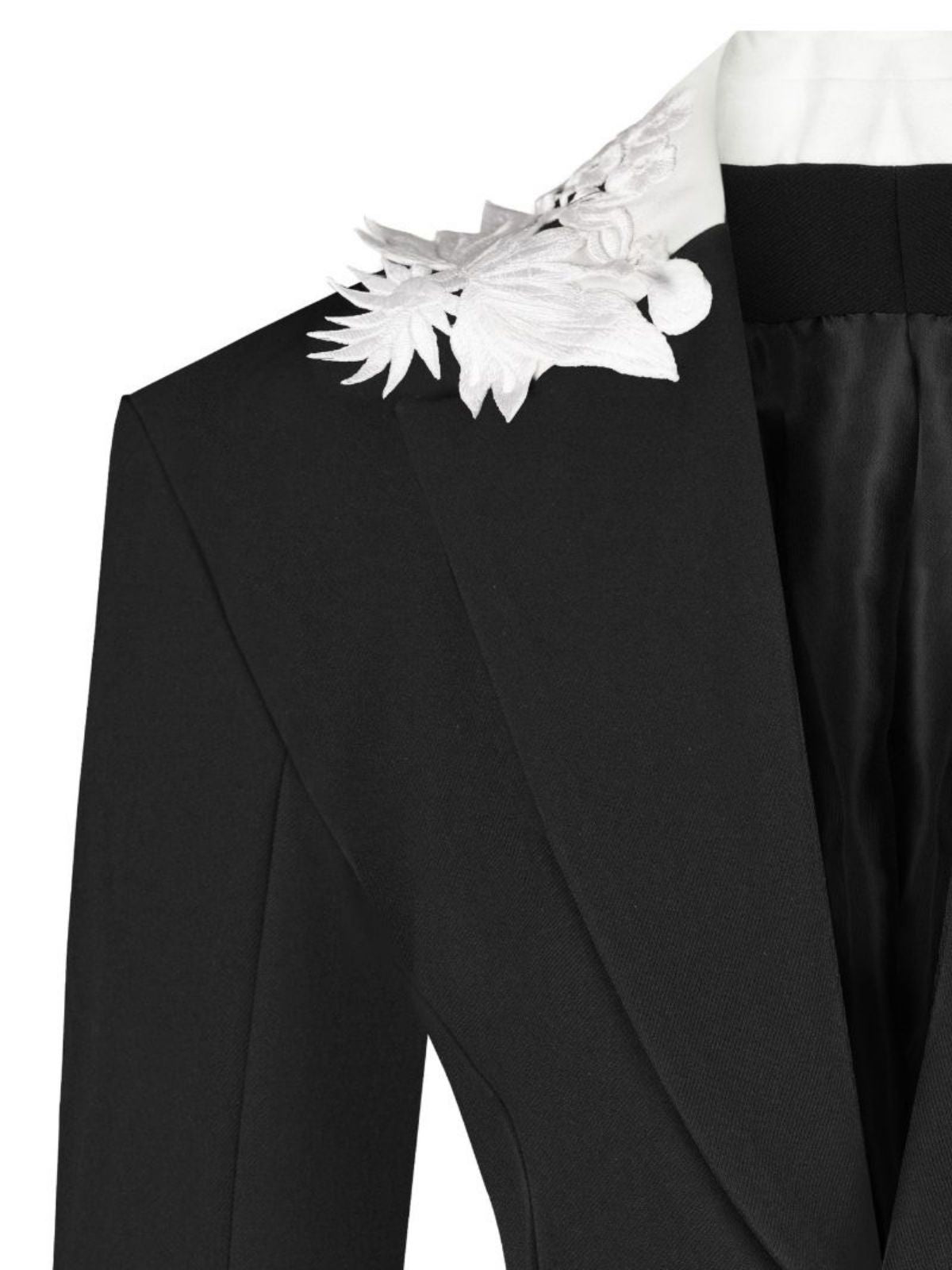 TAILORED SUIT WITH EMBROIDERED COLLAR