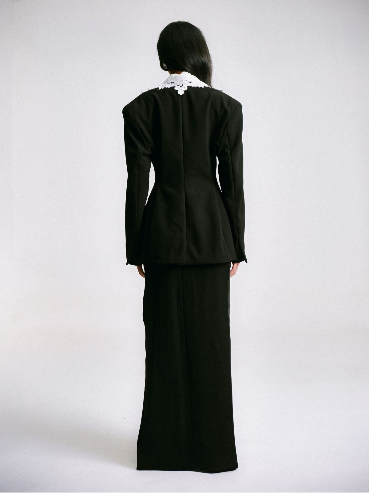 TAILORED SUIT WITH EMBROIDERED COLLAR
