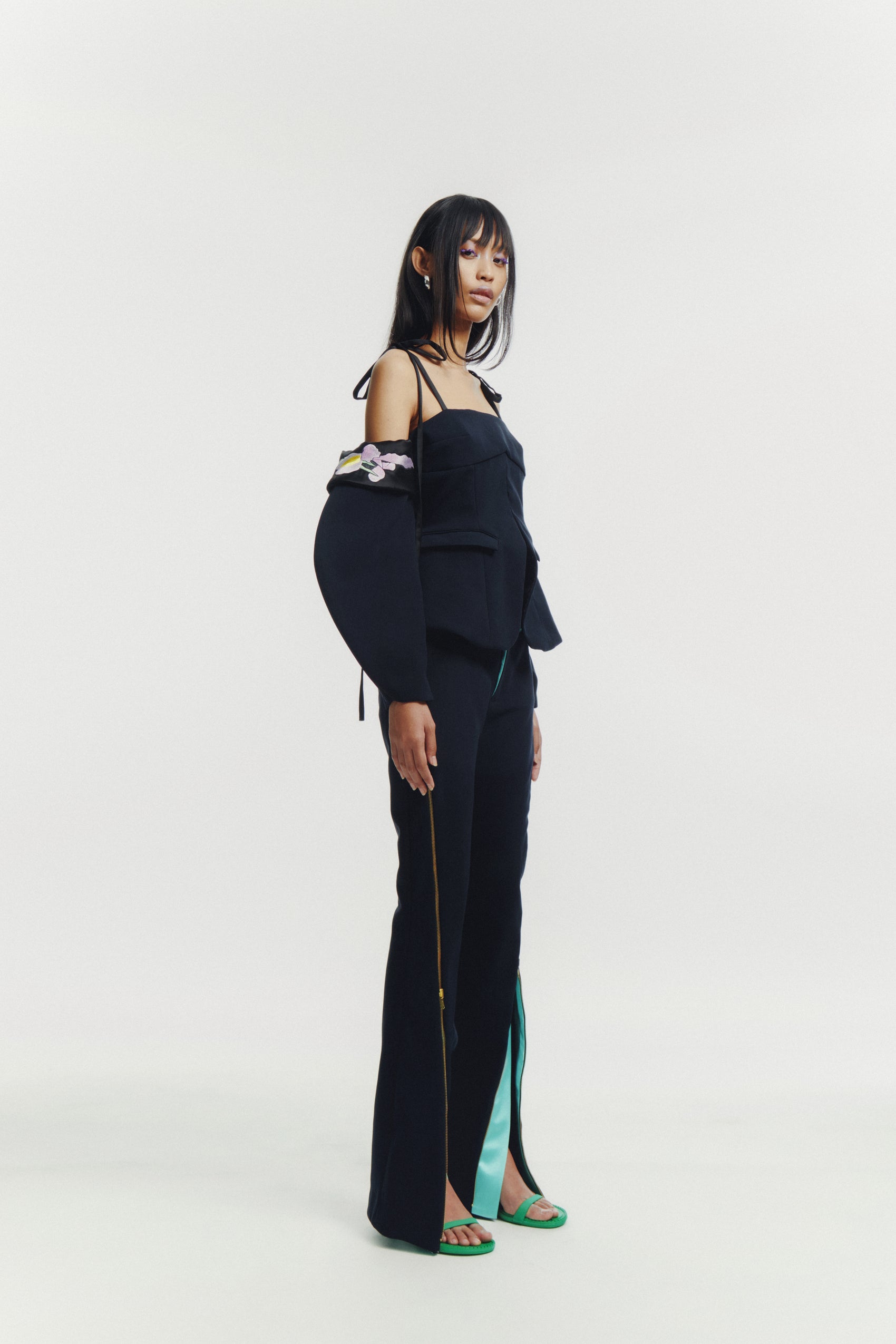 BLACK EMBROIDERED BALOON SLEEVES