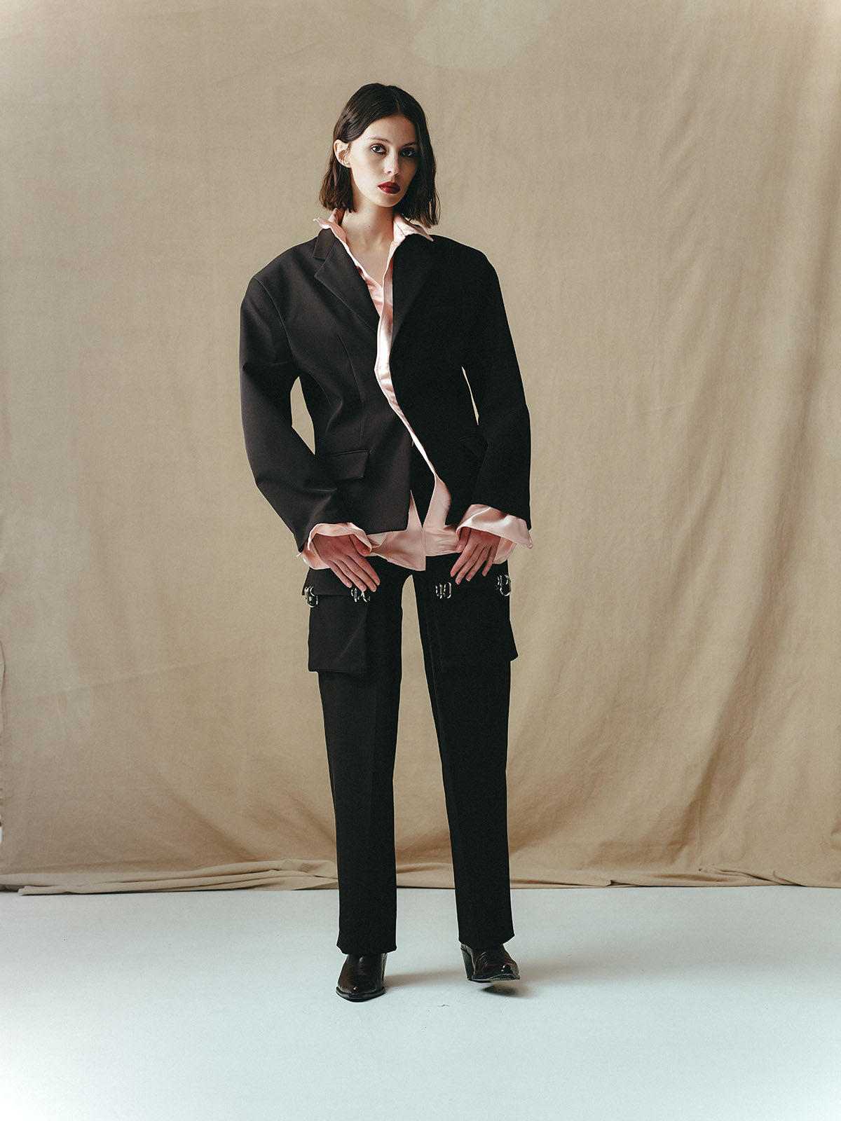 TAILORED SUIT WITH DETACHABLE SATIN DISTRESSED COLLAR