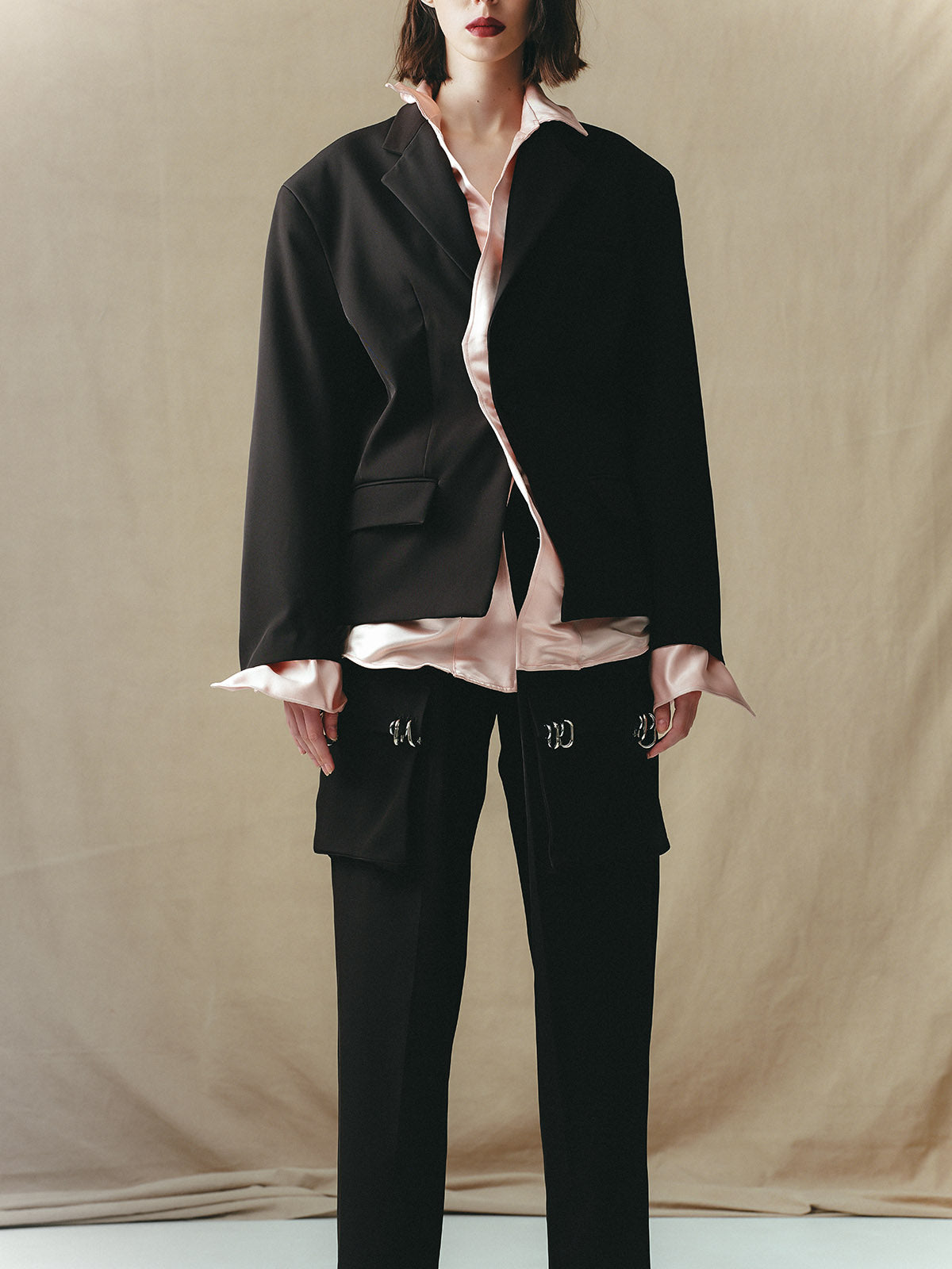 TAILORED SUIT WITH DETACHABLE SATIN DISTRESSED COLLAR